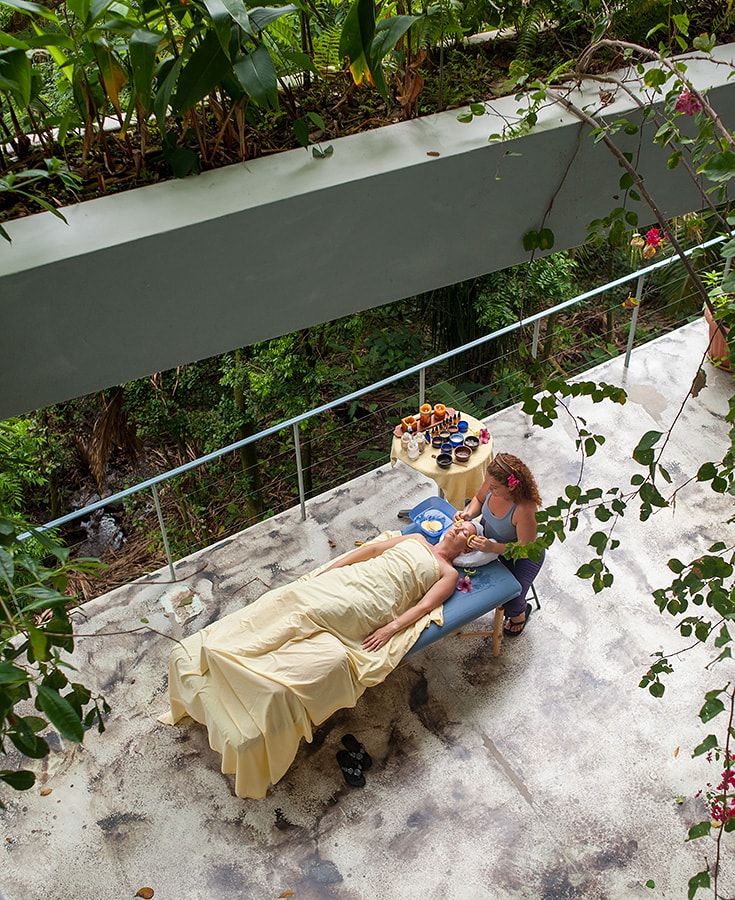 Some Home-Delivered Pampering. Manuel Antonio, Puntarenas, Costa Rica. Copyright © 2022 Terence Carter / Grantourismo. All Rights Reserved.