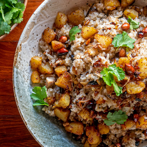 Massaman Curry Fried Rice Recipe for Fried Rice with Crispy Onions, Fried Potatoes and Peanuts. Leftover rice recipes. Copyright © 2022 Terence Carter / Grantourismo. All Rights Reserved.