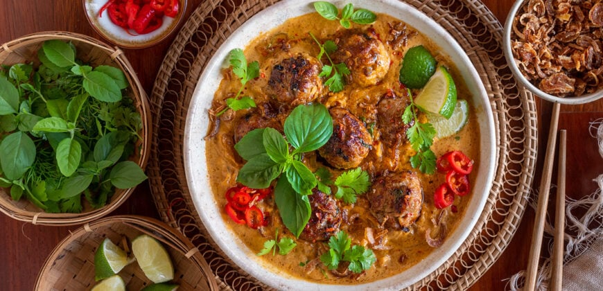 Thai Meatball Curry Recipe for a Thai Red Curry with Tender Meatballs and Fragrant Basil. 28 recipes to cook in February. Copyright © 2022 Terence Carter / Grantourismo. All Rights Reserved.