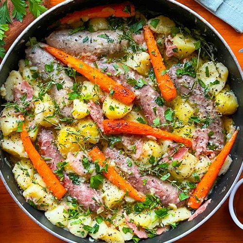 Dublin Coddle Recipe with Sausages, Bacon, Potatoes, Thyme and Parsley. Copyright © 2025 Terence Carter / Grantourismo. All Rights Reserved.